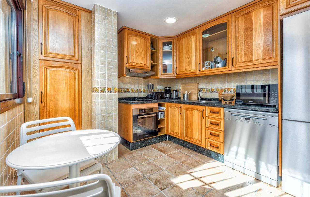 Gorgeous Home In Marbella With Kitchen Extérieur photo